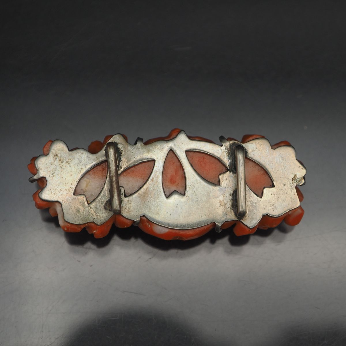 Y770 1円 本珊瑚 サンゴ 花 鈴彫刻 精緻 裏細工 帯留め 和装小物 アンティークの画像4
