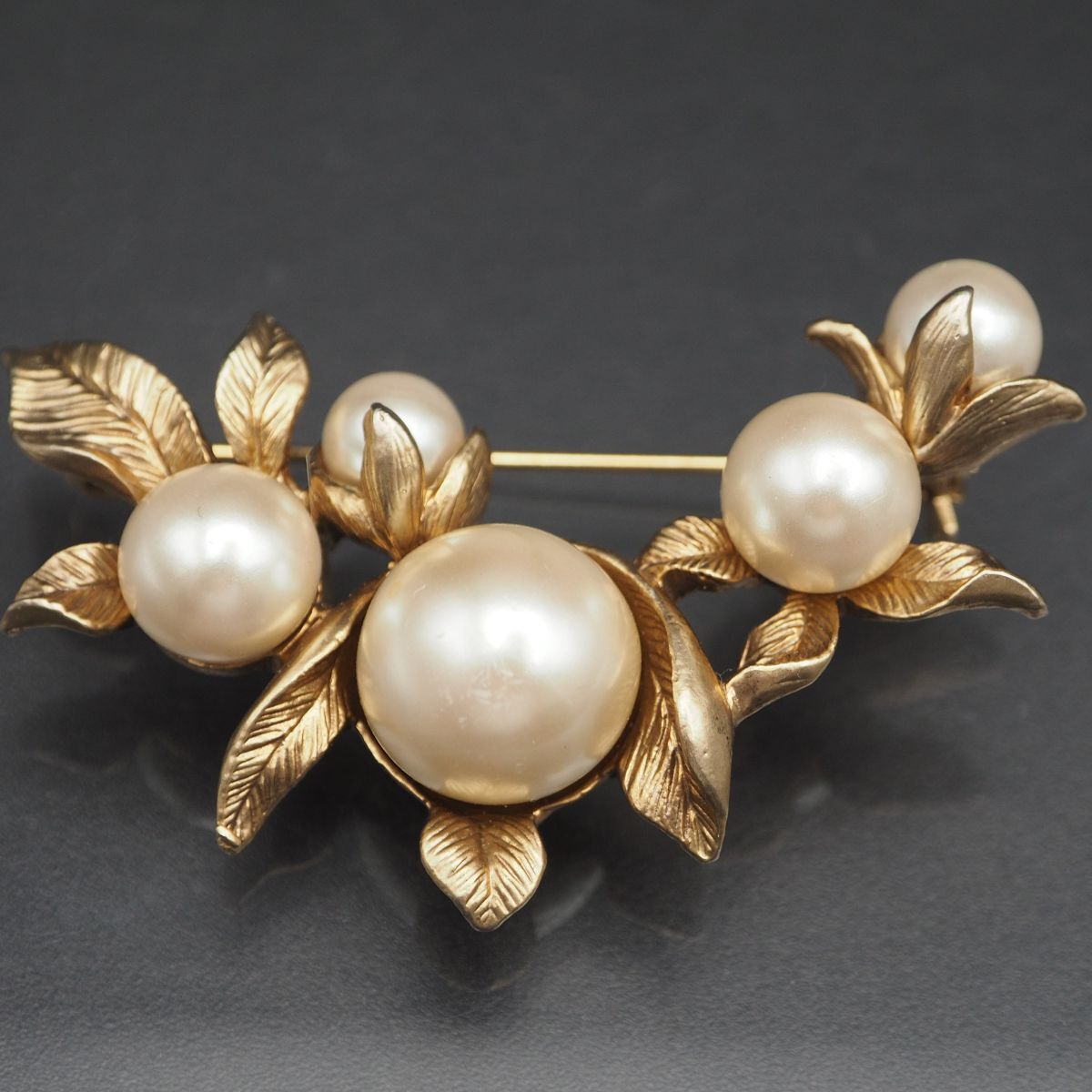 P622 Vendome btikVENDOME BOUTIQUE brooch large grain fake pearl design Gold 