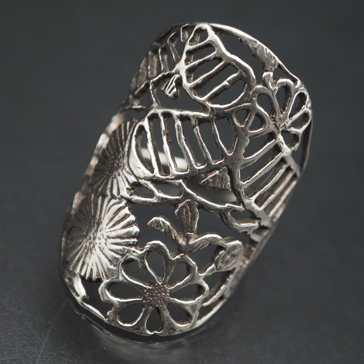 K665 Vintage SILVER hole Mark stamp ring ... carving flower flower design silver ring 11 number 