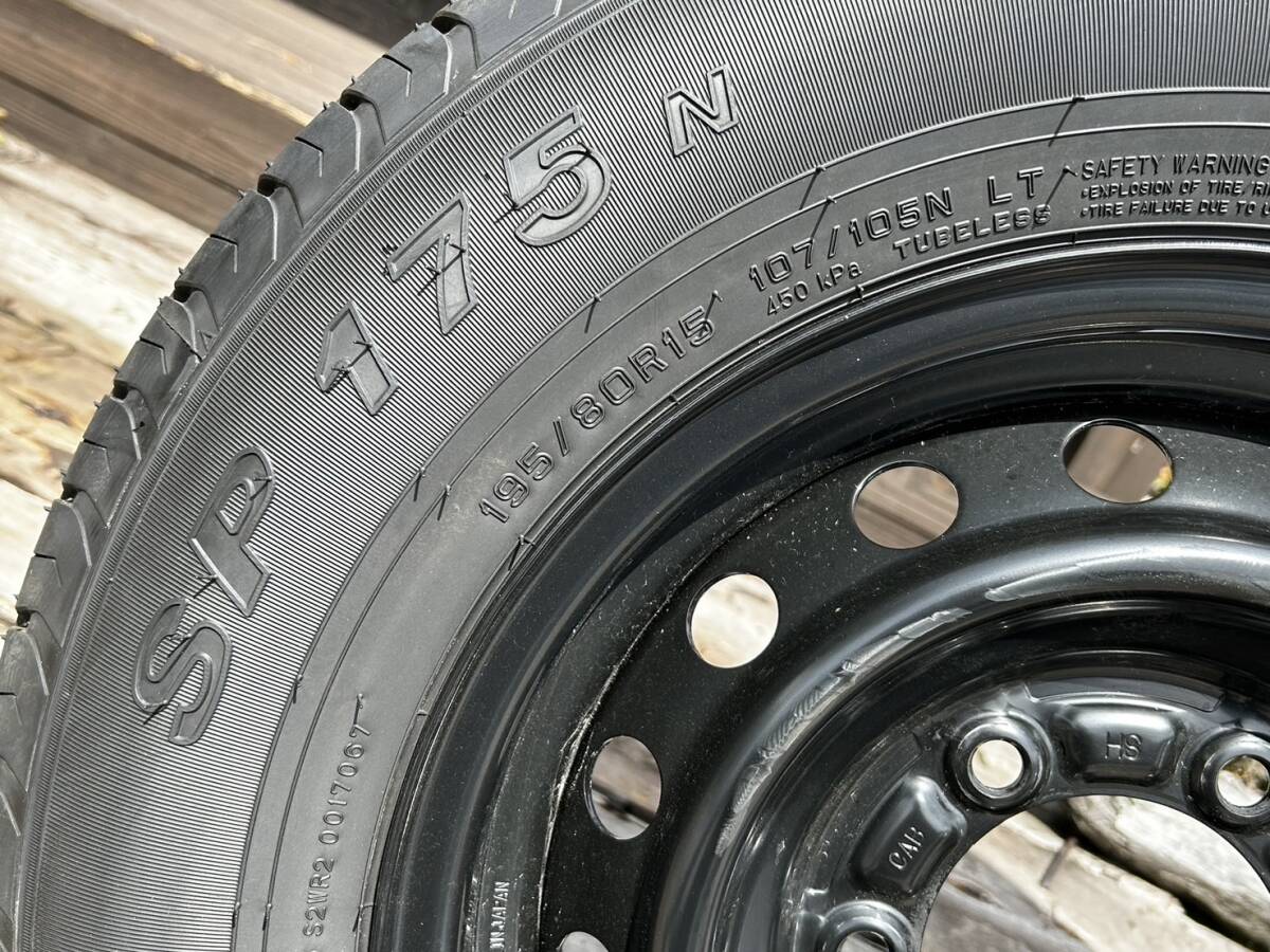 送料税込31,800円～【 新車外し 2023年製 DUNLOP SP175n タイヤ・ホイールセット 新品ハイエース純正キャップ付 】195/80R15 107/105 049_画像5