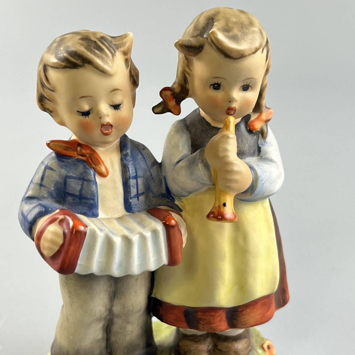 Goebel ゲーベル フンメル人形 男の子 女の子 バースデーセレナーデ フィギュリン インテリア 置物 陶器人形_画像5