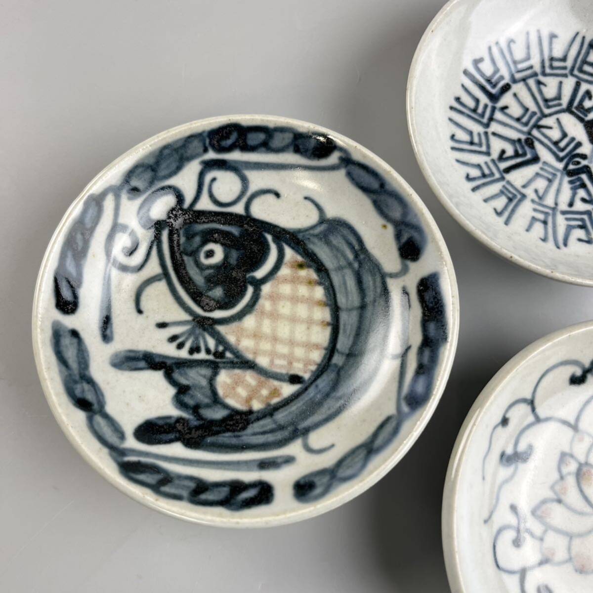 中国古玩 染付 小皿 まとめて 3枚 魚 花紋 皿 丸皿 陶器 飾皿 絵皿 アンティーク 古染付 陶磁_画像4