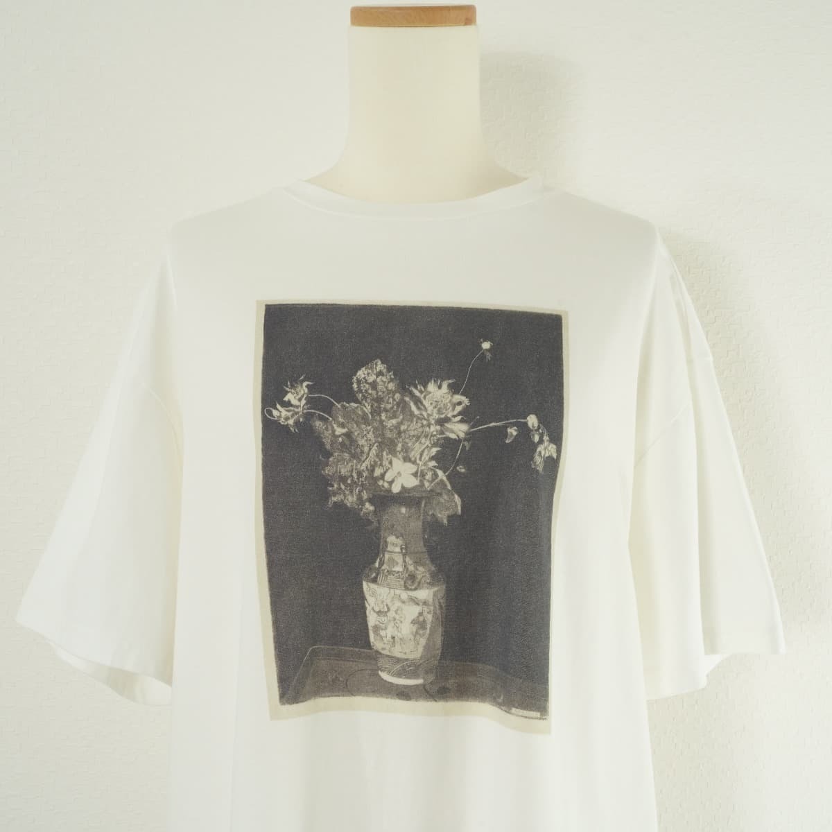  Ame liAMERI × THE MET L´AGONIE DES FLEURS TEE T-shirt short sleeves cut and sewn tops white collaboration vase 