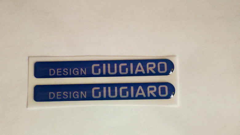 新品 2枚 セット DESIGN GIUGIARO フェンダー　ジウジアーロ　エンブレム　アルファロメオ　939型　159　ブレラ　劣化など　補修用_画像2