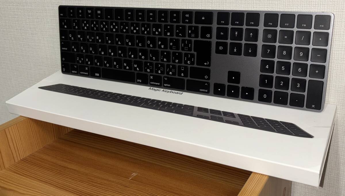 Apple マジックキーボード MRMH2J/A（テンキー付き/日本語JIS）スペースグレー A1843の画像1