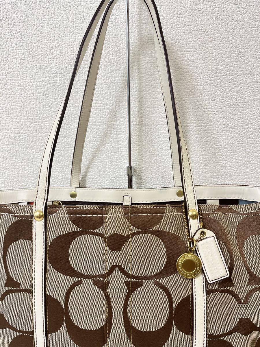 【タイムセール！極美品】COACH コーチ トートバッグ 肩掛け シグネチャー キャンバス 大容量 A4収納可能 チャーム付き