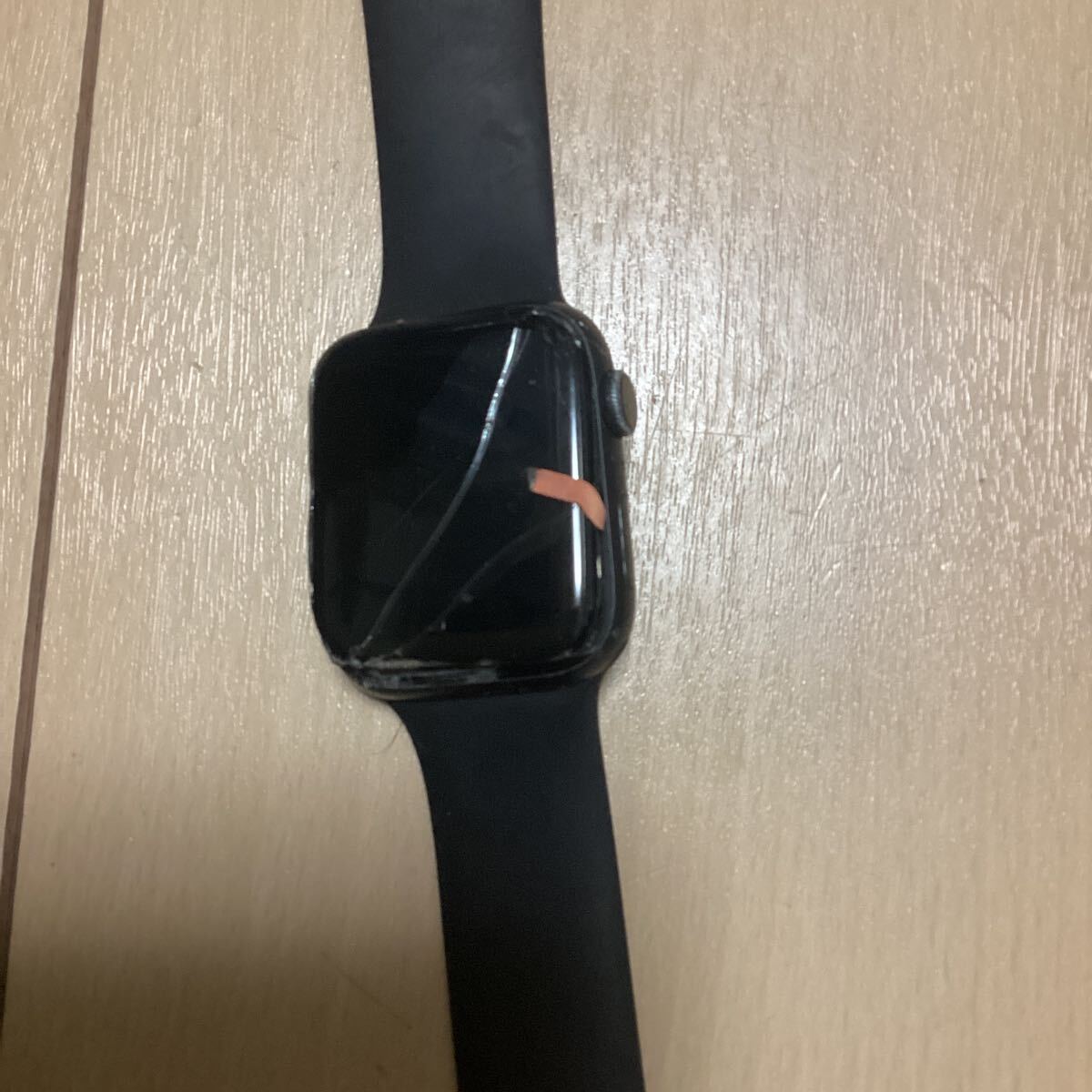 ジャンク　NU6D2J/A Apple Watch Series 4 [中古] 起動せず　破損状態　液晶割れ　液晶離脱状態_画像1