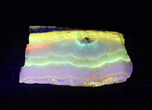 鉱物標本、蛋白石、蛍光オパール北海道産　26グラム（A5)_画像1