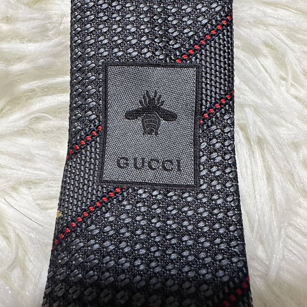 GUCCI グッチ グレー レッド ゴールド ネクタイ 美品 メンズ 人気モデル 現行 カッコいい 総柄 人気デザイン ビジネス 高級 bee ビー 蜂_画像4