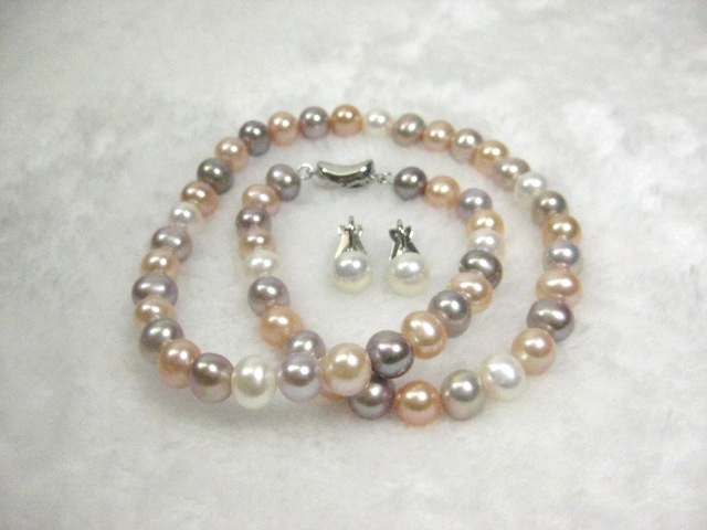 真珠の聖地　2点セット８．３mm多色真珠ネックレス　ピアスorイヤリング　_画像1