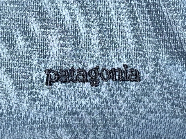 新品同然パタゴニアPatagonia刺入りインナーTシャツ★ブルーグレー★Mの画像4