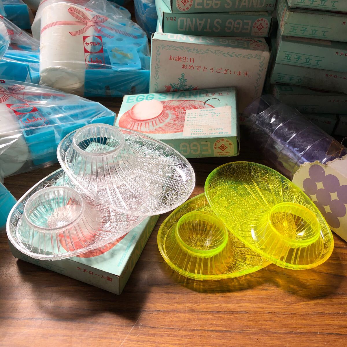 昭和レトロ 企業ノベルティー ヤクルト 粗品 受け箱 大量 プラスチック 絵の出るコップ 歯磨きコップ 玉子立て 屑入れ三角コーナーの画像6