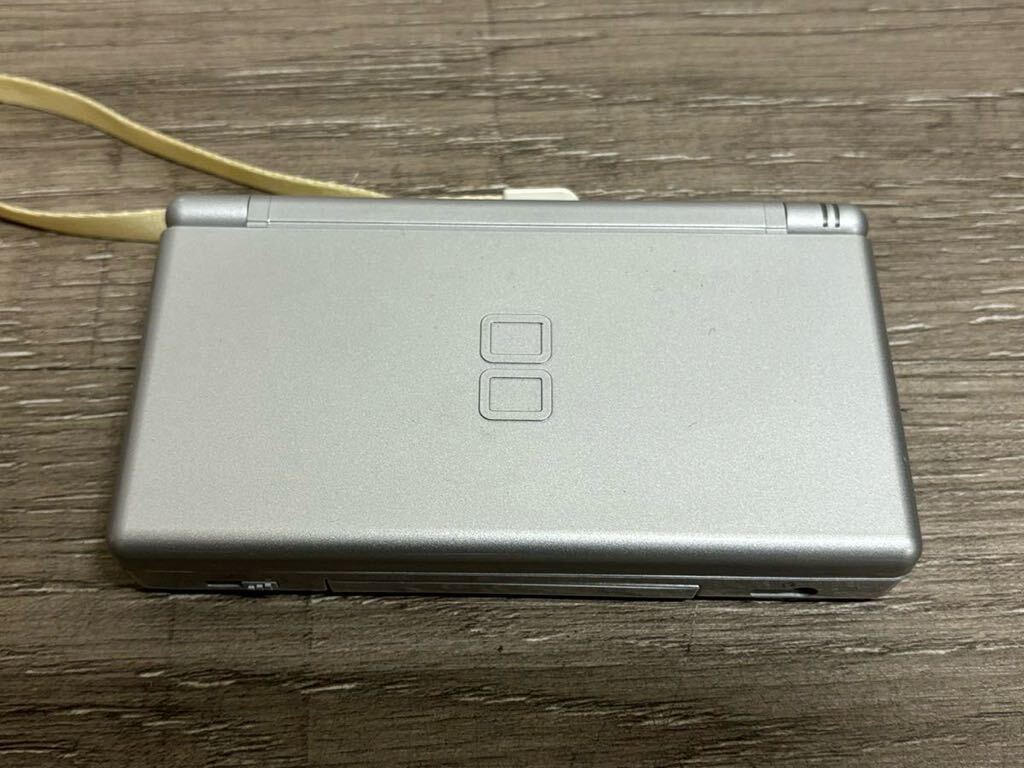 ☆ DSLite ☆ ニンテンドーDS Lite グロスシルバー 動作品 本体 アダプター タッチペン 付属 Nintendo DS GBA ニンテンドー 任天堂 5378の画像2