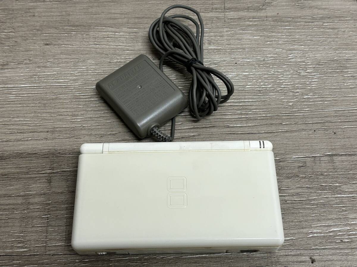 ☆ DSLite ☆ ニンテンドーDS Lite クリスタルホワイト 動作品 本体 タッチペン アダプター 付属 Nintendo DS GBA 任天堂 0872の画像1