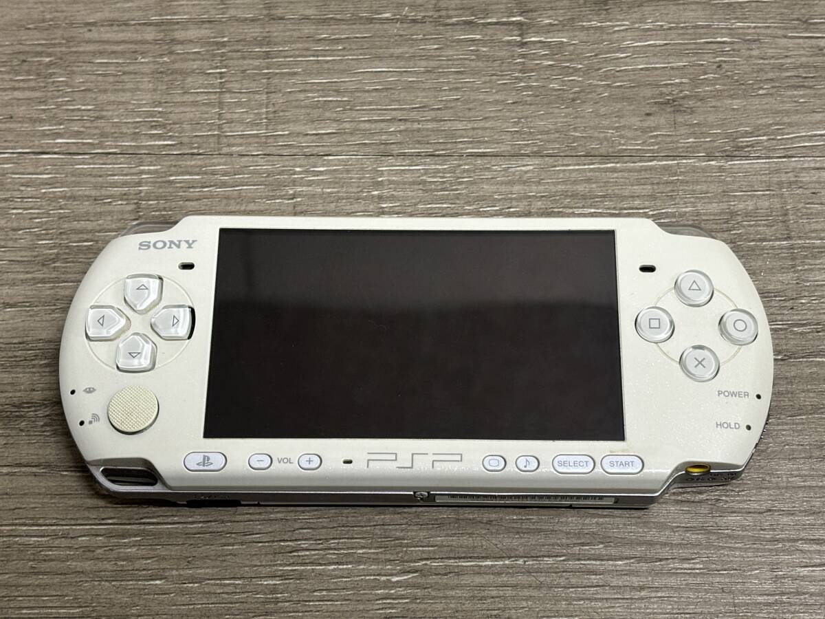 ☆ PSP ☆ プレイステーションポータブル PSP-3000 セラミックホワイト 動作品 本体 のみ Playstation Portable SONY バッテリー欠品 7270の画像4