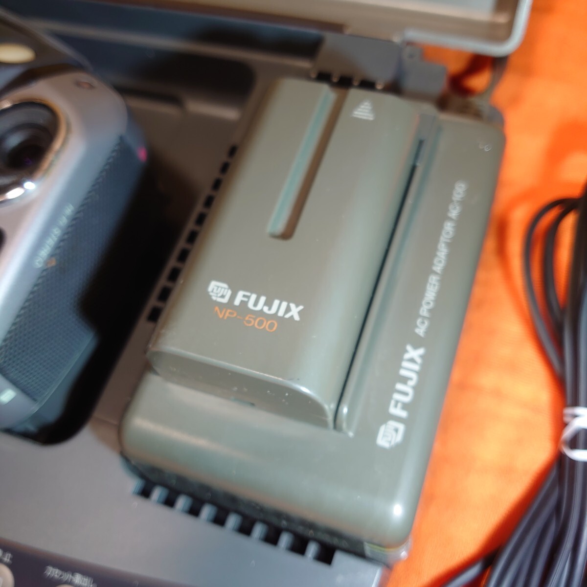 407【通電OK】珍品 FUJIX sinple-Hi8 ビデオポート VS-100/ビデオカメラ FS-1 バッテリー充電器 出力ケーブルセット JUNKの画像4