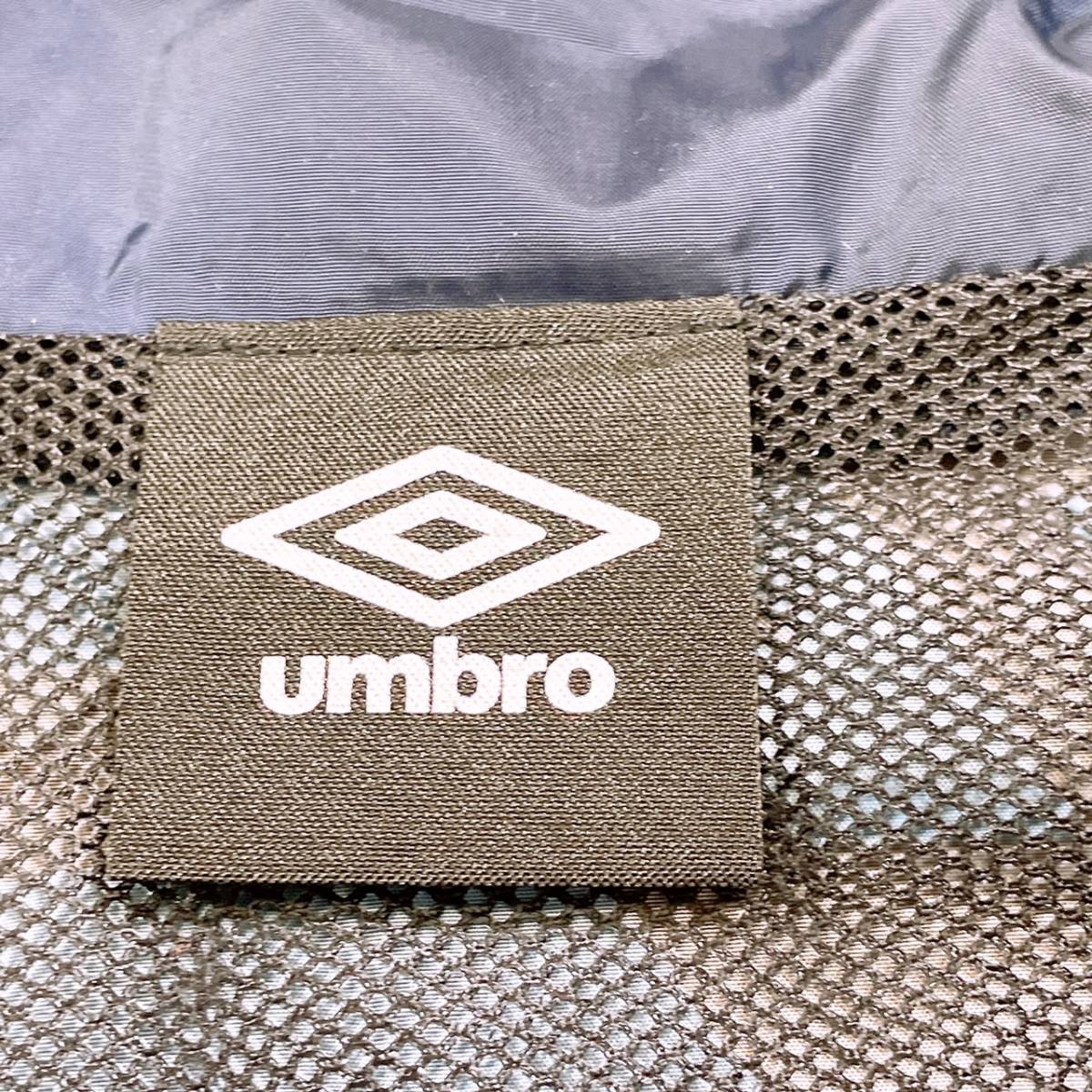 【21517】 UMBRO アンブロ アウタ ー ジャケット 長袖 ナイロンジャケット ジップアップ ポケット ロゴプリント 総柄 ブルー 青 M‐L相当_画像3