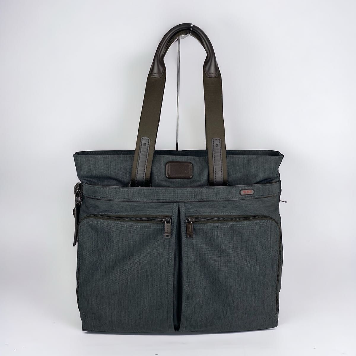 美品】TUMI / コンパニオン トートバッグ / グレー 手持ち長さ 美品】TUMI / コンパニオン トートバッグ / グレー 手持ち長さ