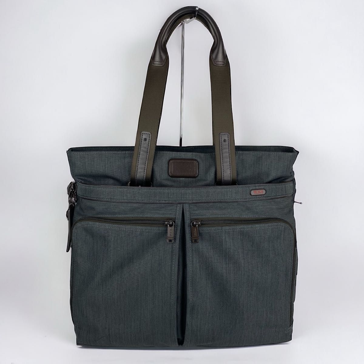 美品】TUMI / コンパニオン トートバッグ / グレー 手持ち長さ 美品】TUMI / コンパニオン トートバッグ / グレー 手持ち長さ