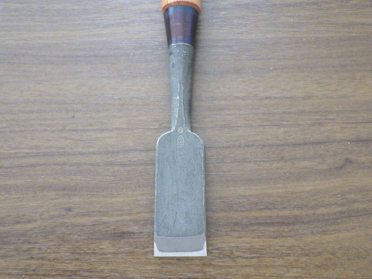 未使用長期保管品 追い入れ鑿 銘「み 廣近」 刃幅8分(2.4 未使用長期保管品 追い入れ鑿 銘「み 廣近」 刃幅8分(2.4