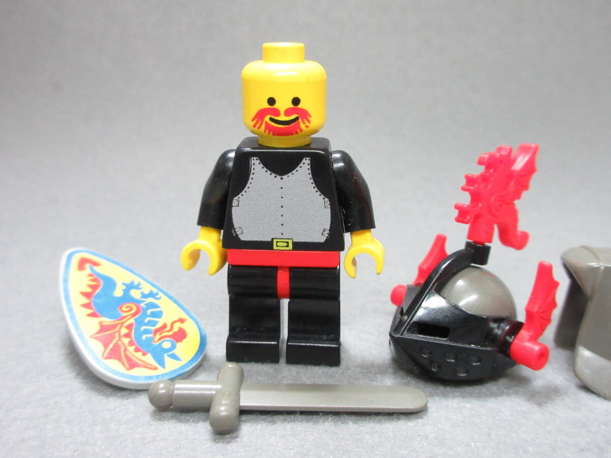 LEGO★正規品 6009 ブラックナイトの騎士 ミニフィグ 同梱可能 レゴ お城シリーズ キャッスル キングダム 兵士 甲冑 盾 甲冑 羽飾りの画像5