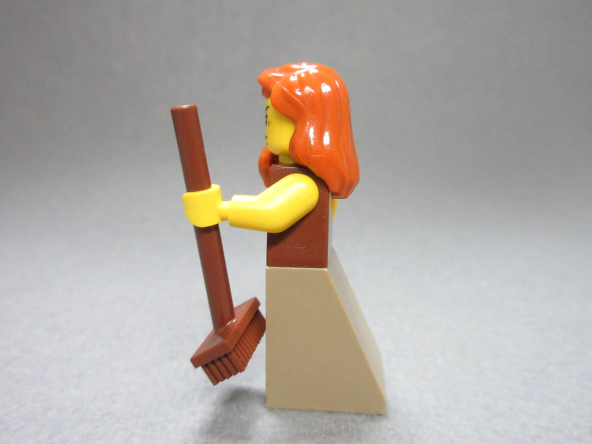 LEGO★160 正規品 中世 街娘 ミニフィグ 同梱可能 レゴ お城シリーズ キャッスル キングダム 兵士 ナイト 騎士 甲冑 ドレス スカートの画像2