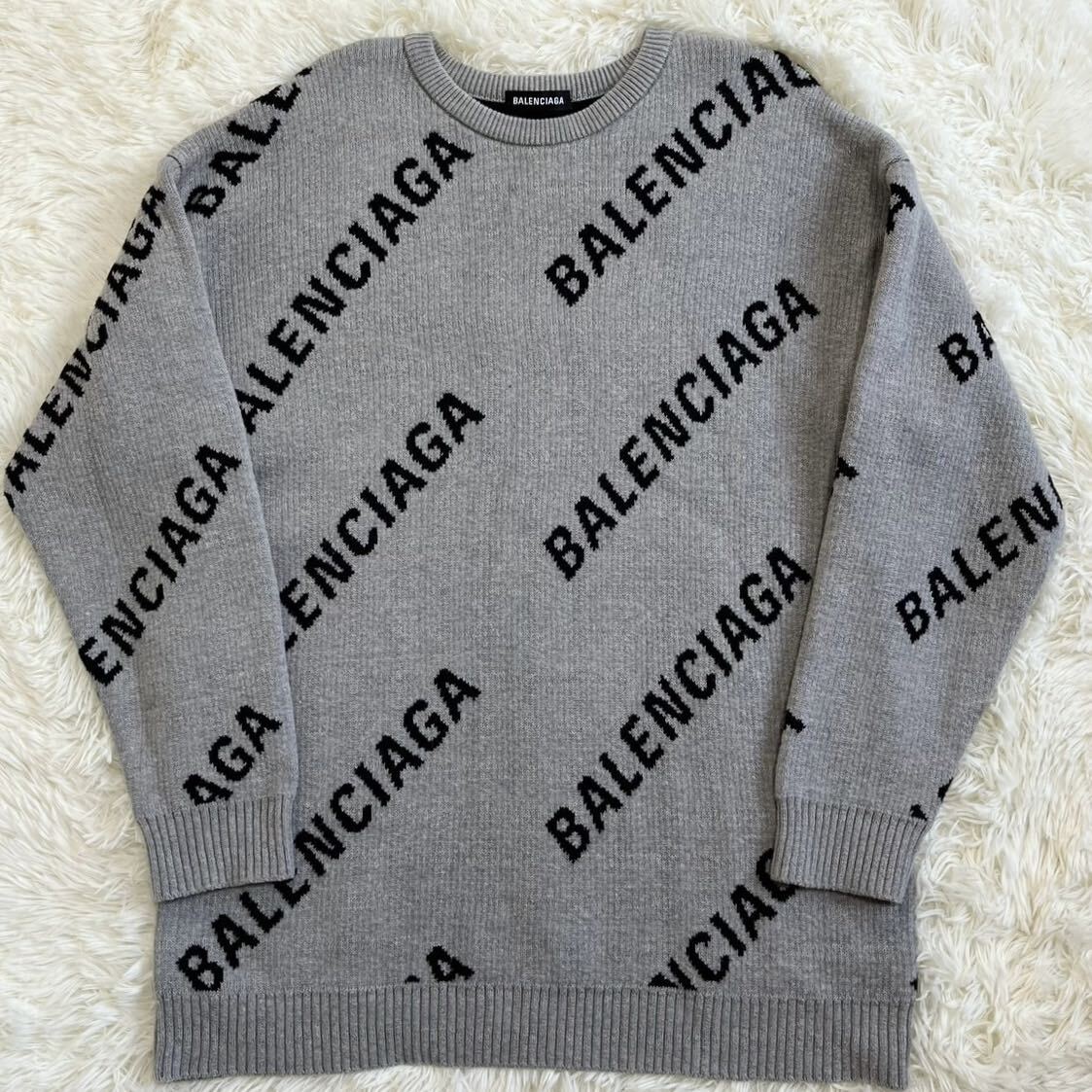 極美品 バレンシアガ 【圧巻のデザイン】 BALENCIAGA ニット セーター トップス ロゴ 総柄 メンズ グレー サイズMの画像1