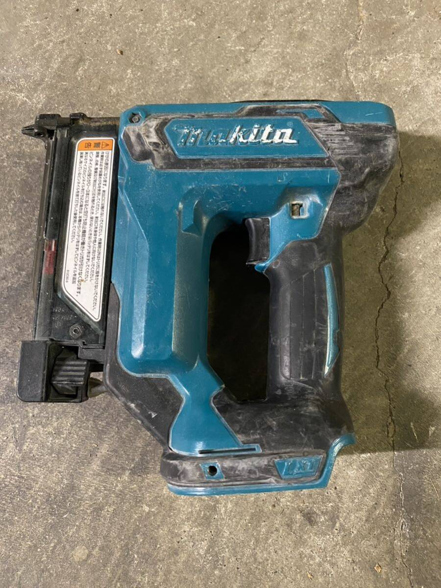 マキタ makita 充電式ピンタッカ 14.4V 本体のみ PT352D 電動工具 　動作確認済み_画像1