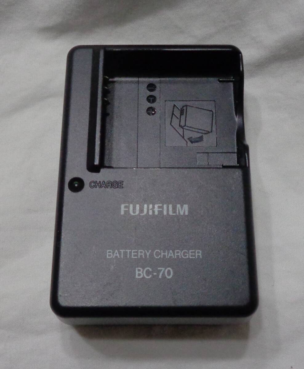 【中古品】◆FUJIFILM 充電器 純正品 BC-70 富士フイルム バッテリーチャージャー の画像1