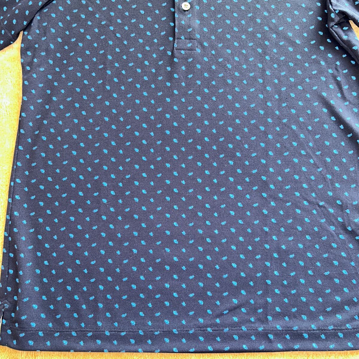 キャロウェイの半袖ポロシャツ ゴルフウェア メンズMサイズ　紺色　羽の総柄　青系　キャロウェイゴルフ_画像4