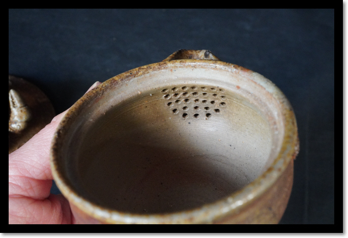 . bin Bizen . Akira light kiln . tea utensils small teapot tea . Zaimei crab also box 
