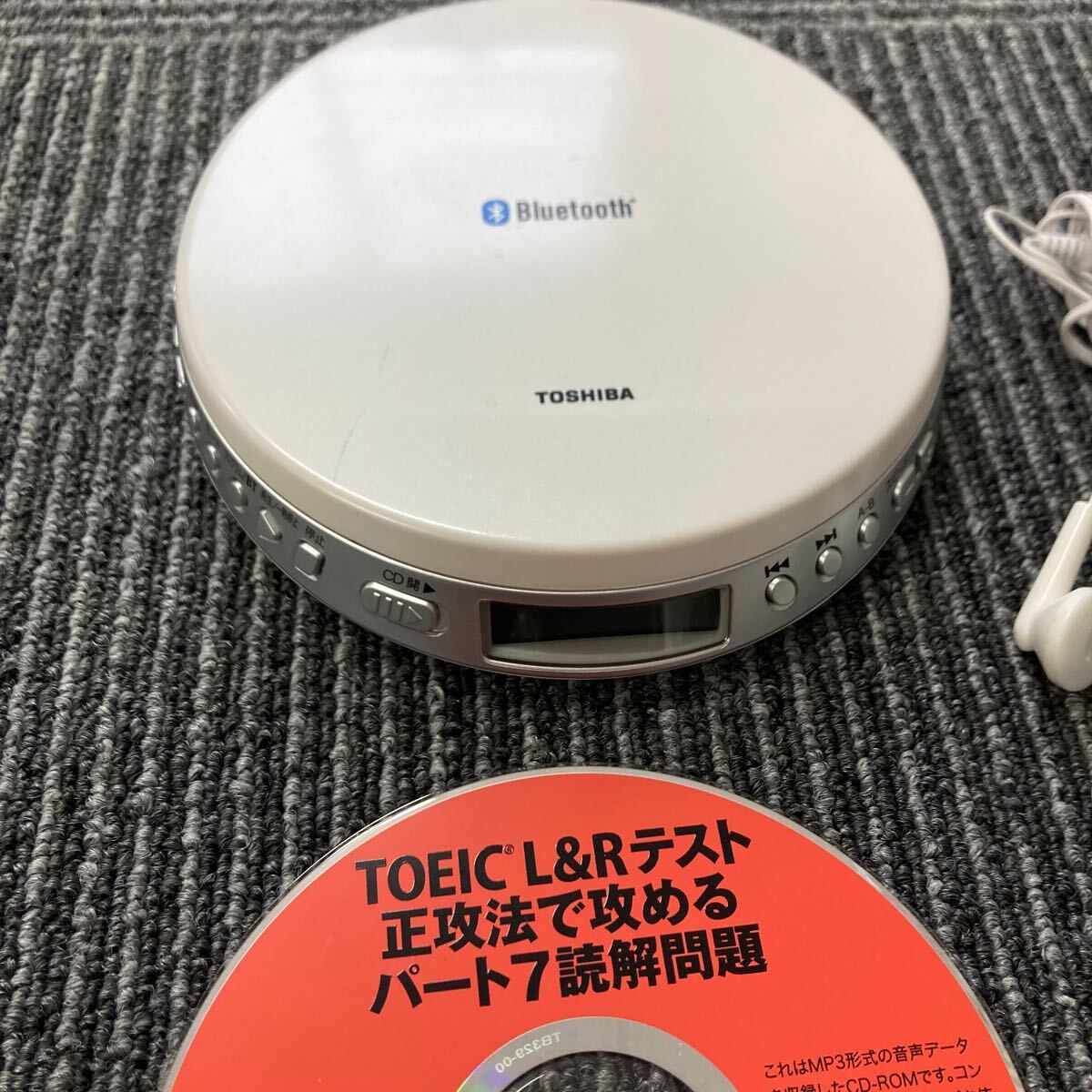 ？ TOSHIBA ポータブルCDプレーヤー 東芝 ホワイト Bluetooth TY-P3 通電確認済み_画像3