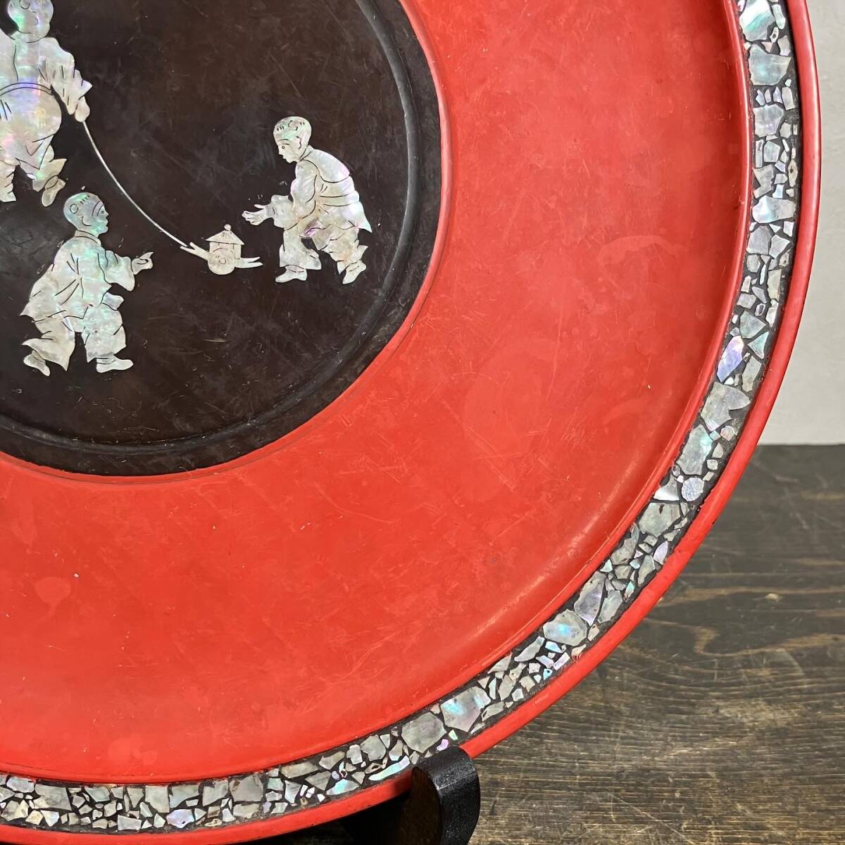 京都⑥ 旧家引上げ品 時代 朱塗 螺鈿細工 唐子文 丸盆 直径：29.5cm 菓子器 煎茶道具 CXPの画像5