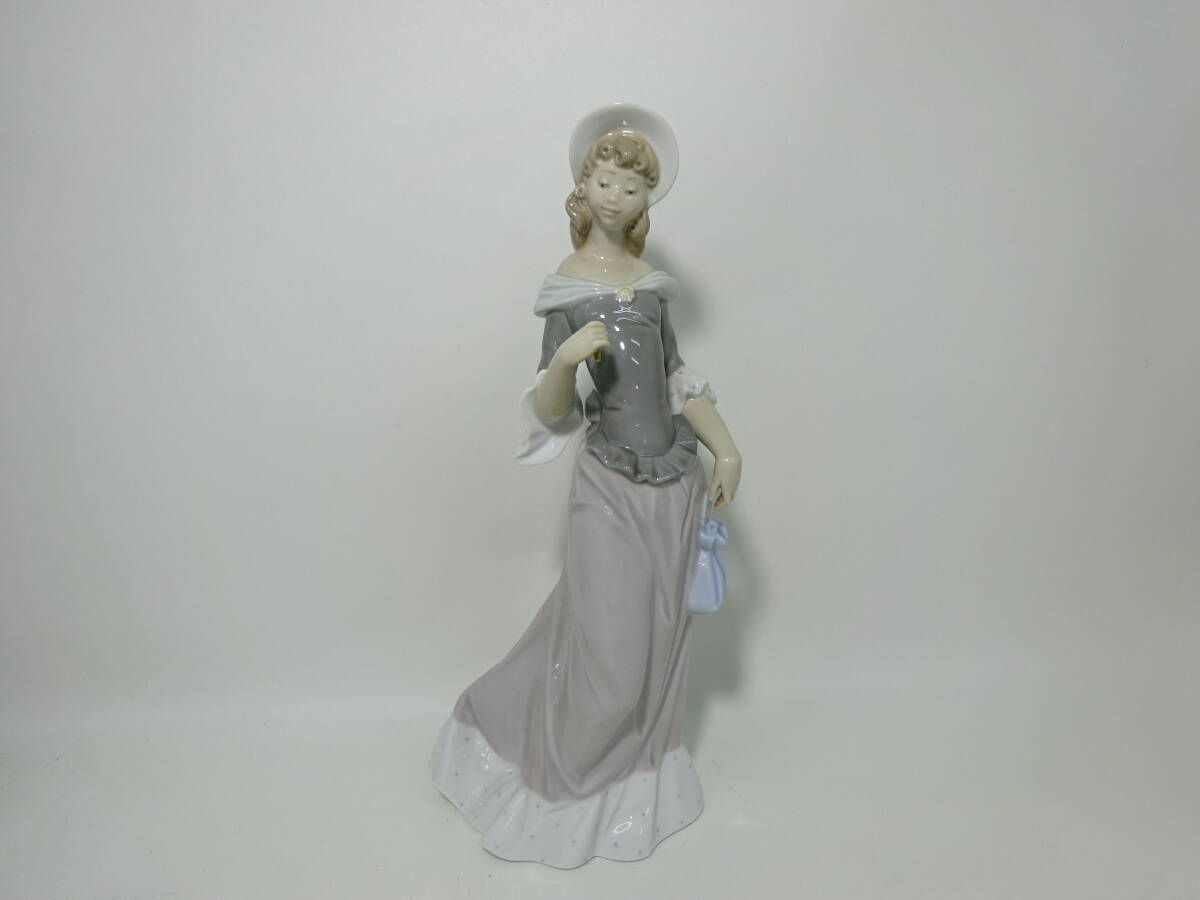 京都8★ LLADRO リヤドロ 陶器人形 高さ27.3cm 女性 置物 の画像1