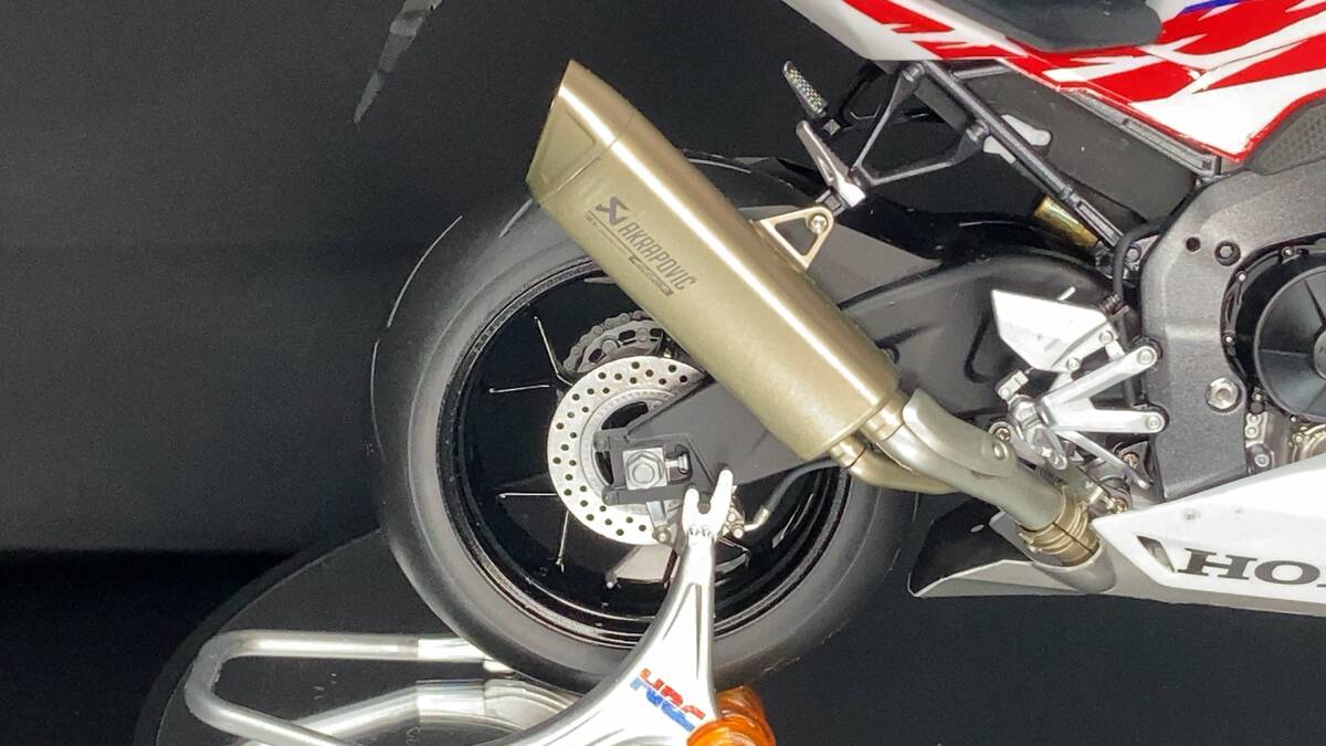 タミヤ 1/12Honda CBR1000RR-R FIREBLADE SP 30tn ANNIVERSARY（組み立て・塗装・完成品）の画像6