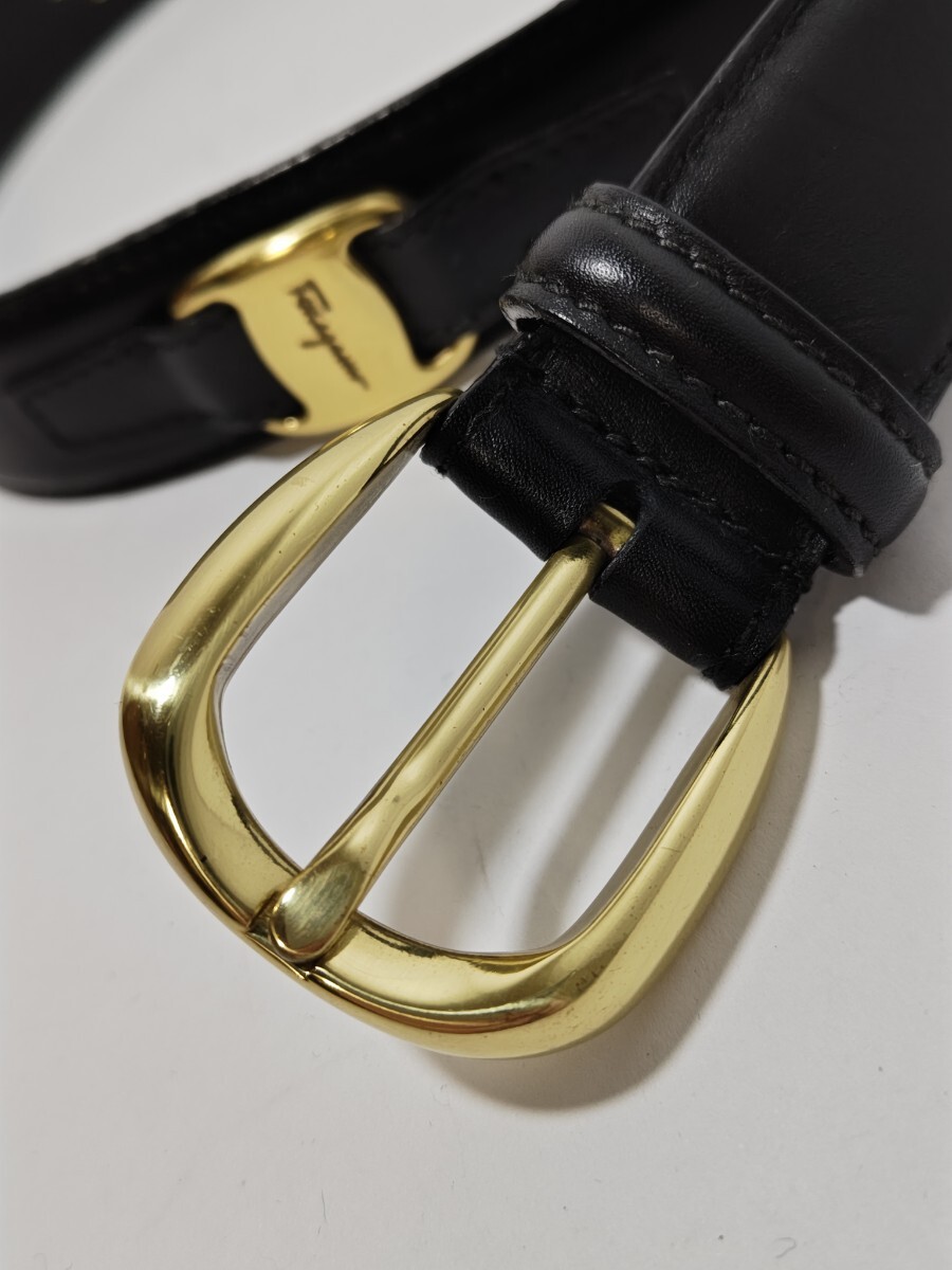 1円スタート【美品】FERRAGAMO　サルヴァトーレフェラガモ　レザーベルト　ヴァラリボン　レディース　5穴　ブラック/ゴールド_画像2