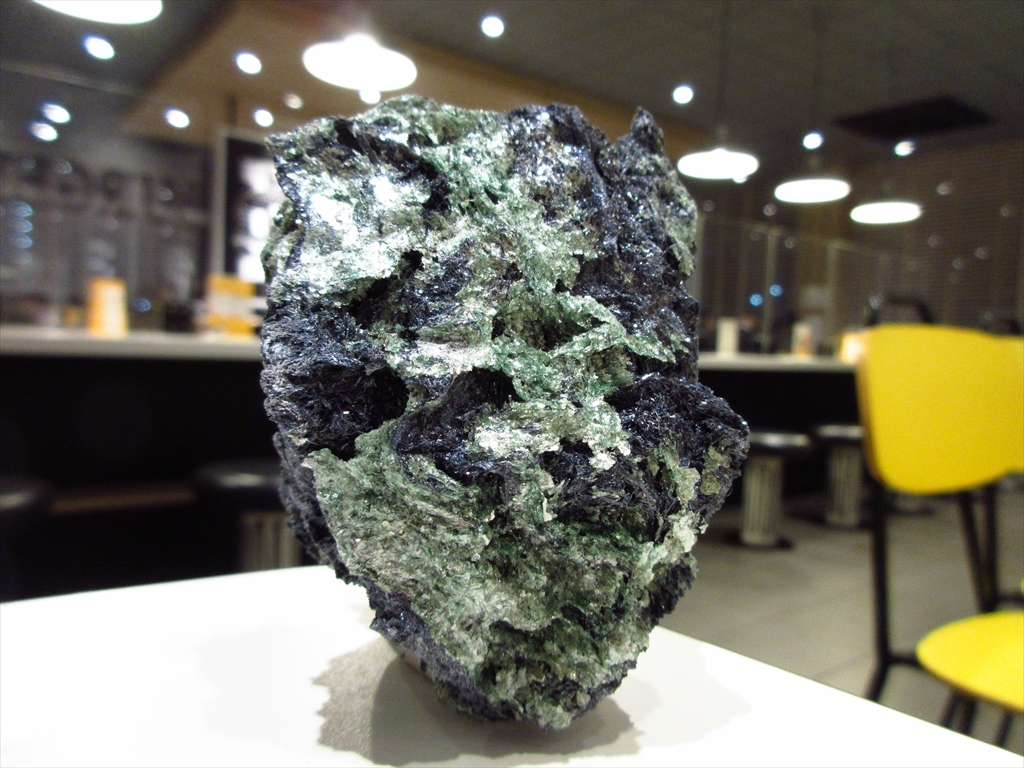 外国産鉱物標本　イタリア産　グラウコフェン(藍閃石)/フクサイト(クロム雲母)/パイライト(黄鉄鉱)