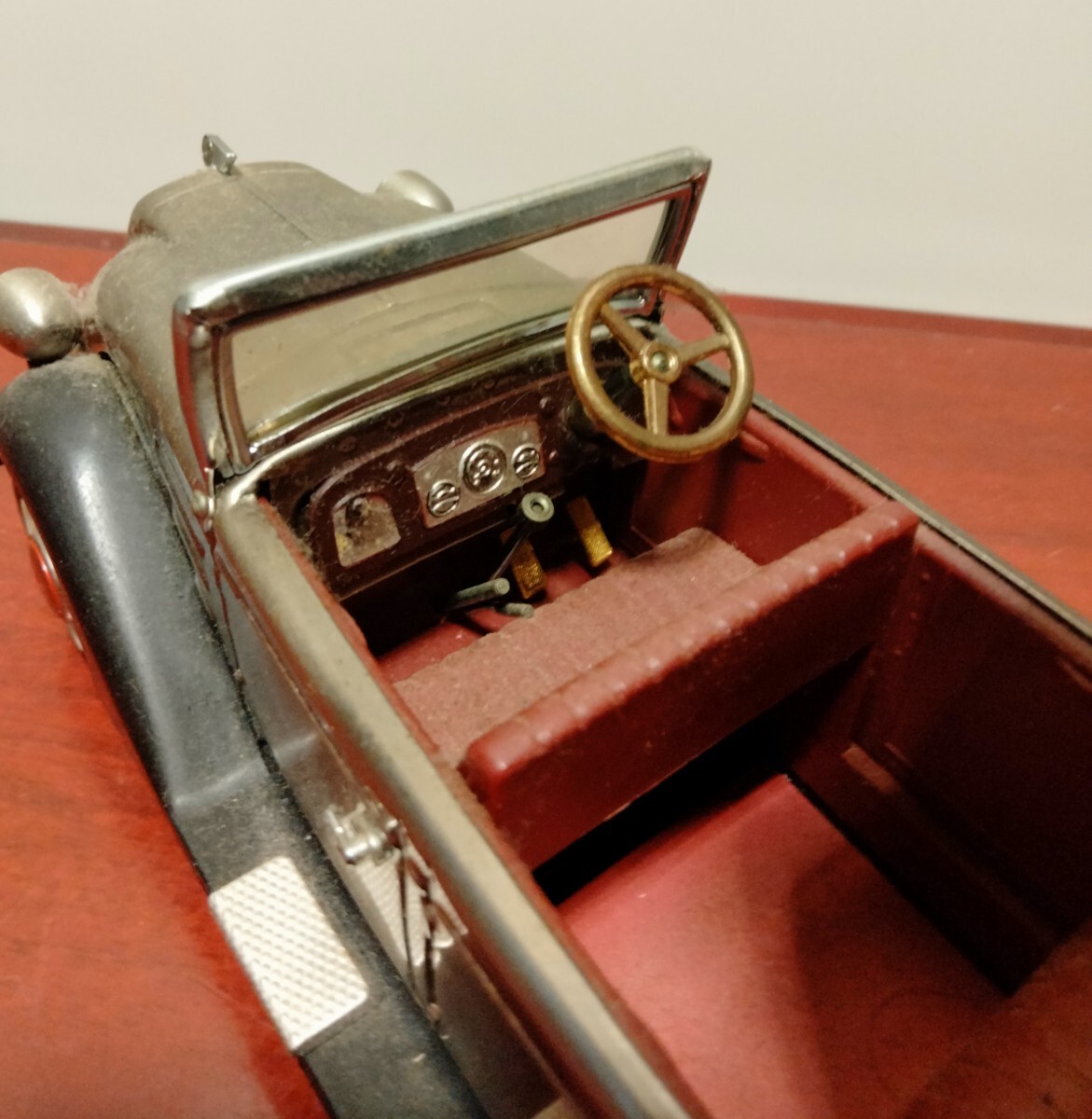 ミニチュア幌馬車と昔のトヨタ車の画像6