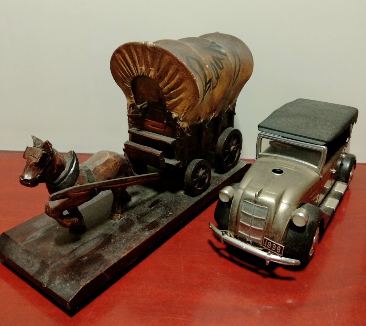 ミニチュア幌馬車と昔のトヨタ車の画像1