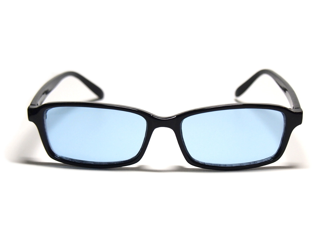 スクエア型　薄い色ブルーレンズ サングラス ／　メンズ レディース兼用 　ブラックフレーム 目が透ける 知的 かっこいい 青 水色 23055_画像2