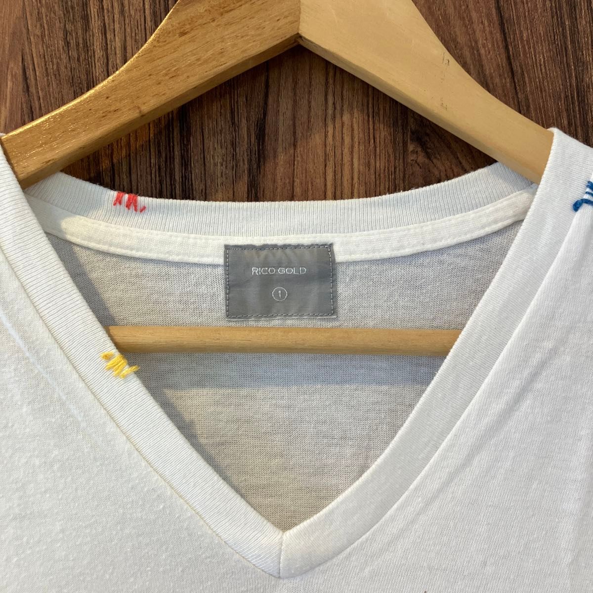 RICO GOLD  Tシャツ 半袖 刺繍　白　ワンポイント　 Vネック　日本製　ドメスティックブランド　6月まで