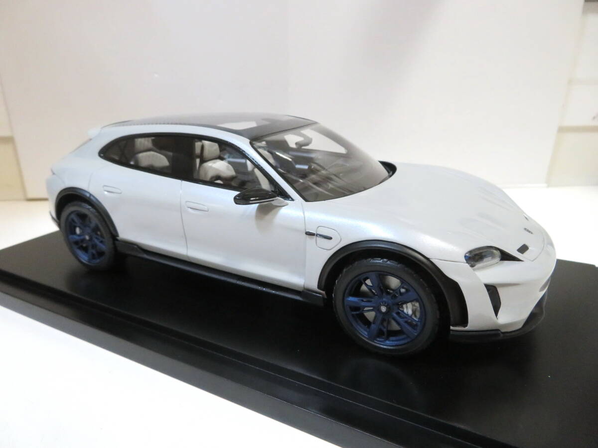 スパーク 1/18 ポルシェ Mission E Cross Turismo ホワイト グレイ 特注品 ケース付 修理痕現状の画像4