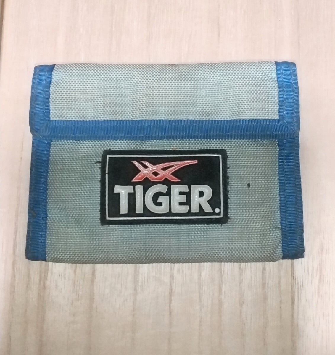 昭和レトロ ● アシックス TIGER 財布 ● アンティーク 当時物 マジック お財布 お札 小銭 スポーツ メーカー 二つ折り財布 【超レア品】の画像1