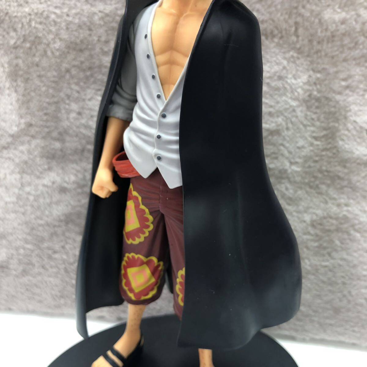 中古　長期保管品　ワンピース　ONEPIECE シャンクス　フィギュア　箱無し　詳細不明_画像3