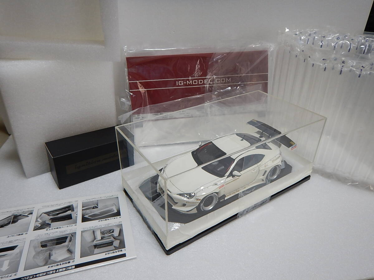 ignition model 1/18 PANDEM TOYOTA86 バージョン３ with Mr. Miura White web限定販売80台 アクリルケースとフィギュア付きの画像10