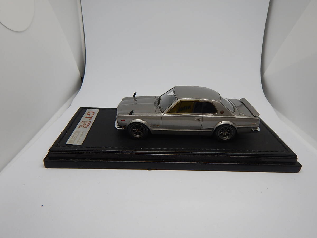 1/43 ignition model  Nissan Skyline 2000 GT-R (KPGC10) silver 0004 ワタナベホイール 台座側面に難あり！の画像4