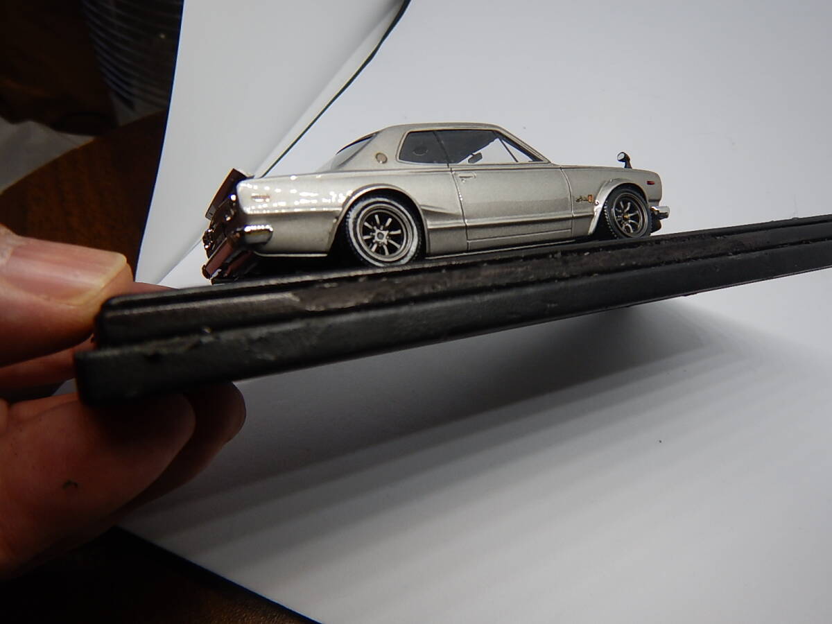 1/43 ignition model  Nissan Skyline 2000 GT-R (KPGC10) silver 0004 ワタナベホイール 台座側面に難あり！の画像9