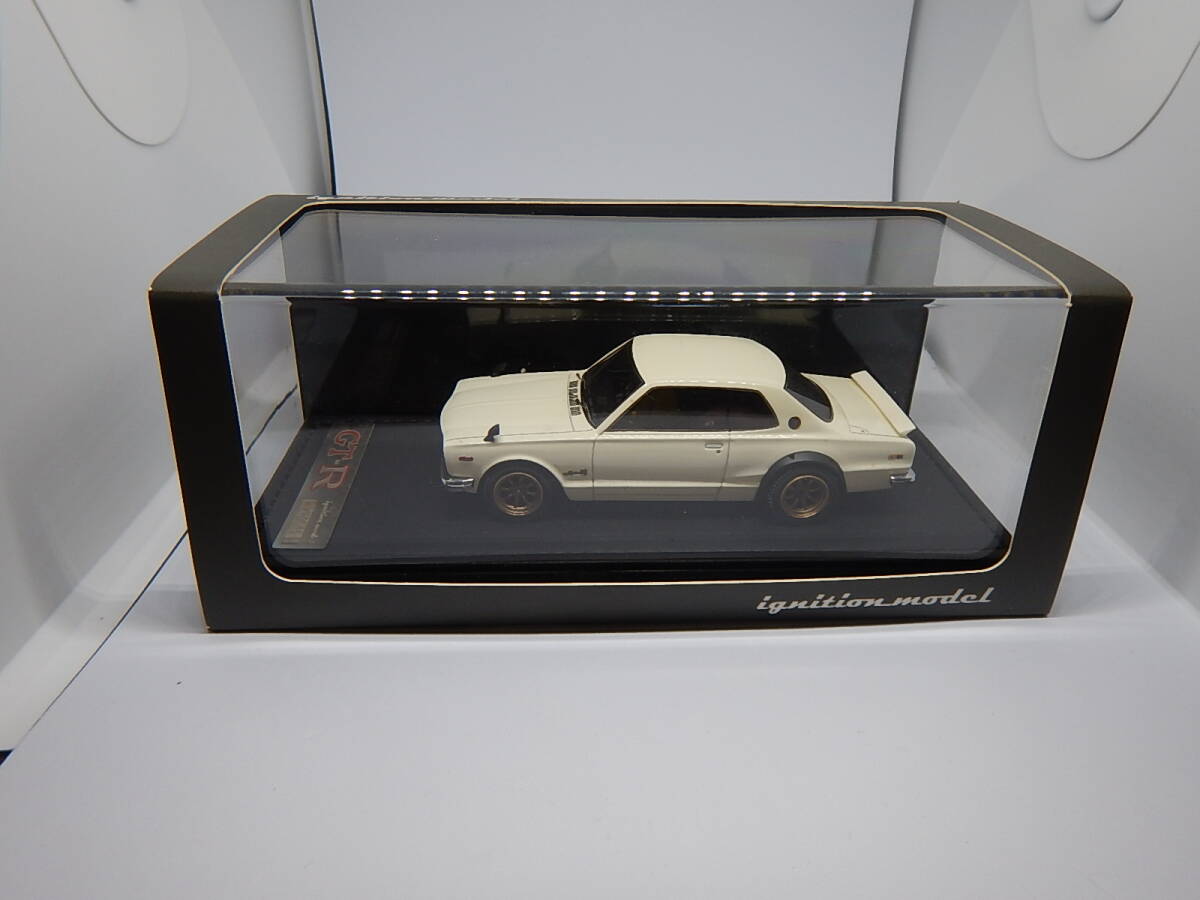 1/43 ignition model  Nissan Skyline 2000 GT-R (KPGC10) White 0230 ワタナベ ジャンク フロントウィンドウと台座側面に難あり！の画像1