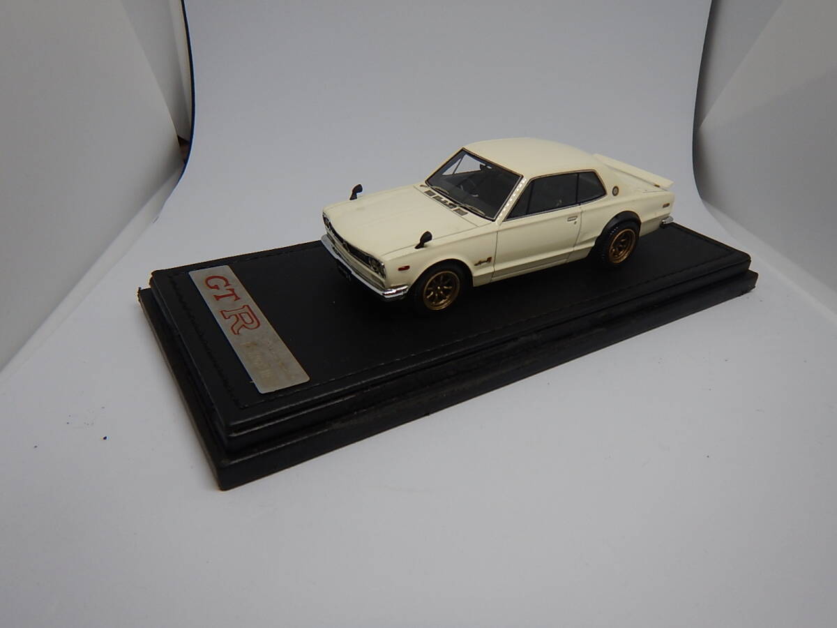 1/43 ignition model  Nissan Skyline 2000 GT-R (KPGC10) White 0230 ワタナベ ジャンク フロントウィンドウと台座側面に難あり！の画像4