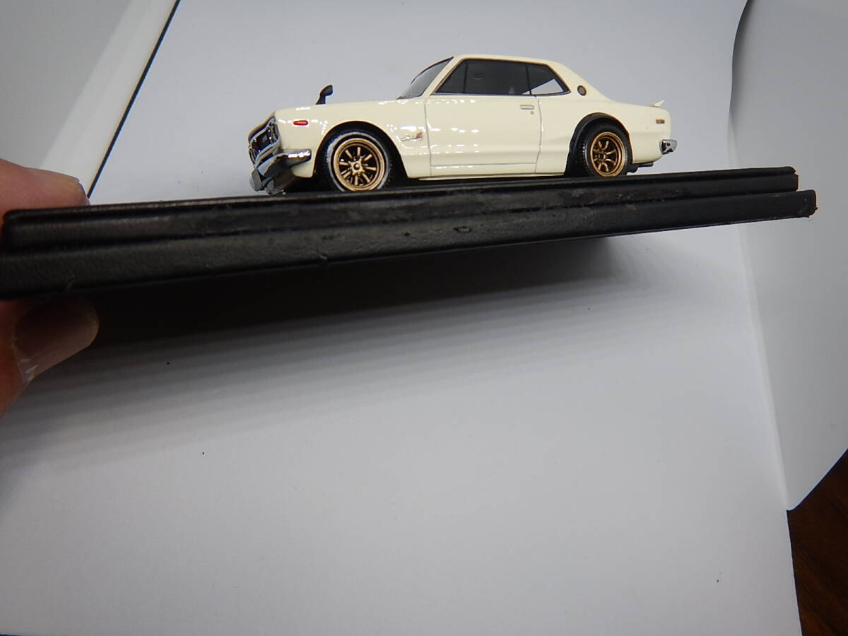 1/43 ignition model  Nissan Skyline 2000 GT-R (KPGC10) White 0230 ワタナベ ジャンク フロントウィンドウと台座側面に難あり！の画像8